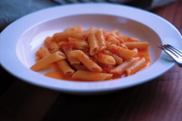 ミシュランシェフ鳥羽周作さんのレシピでトマトソース。ソースを活用した料理の紹介もあり。